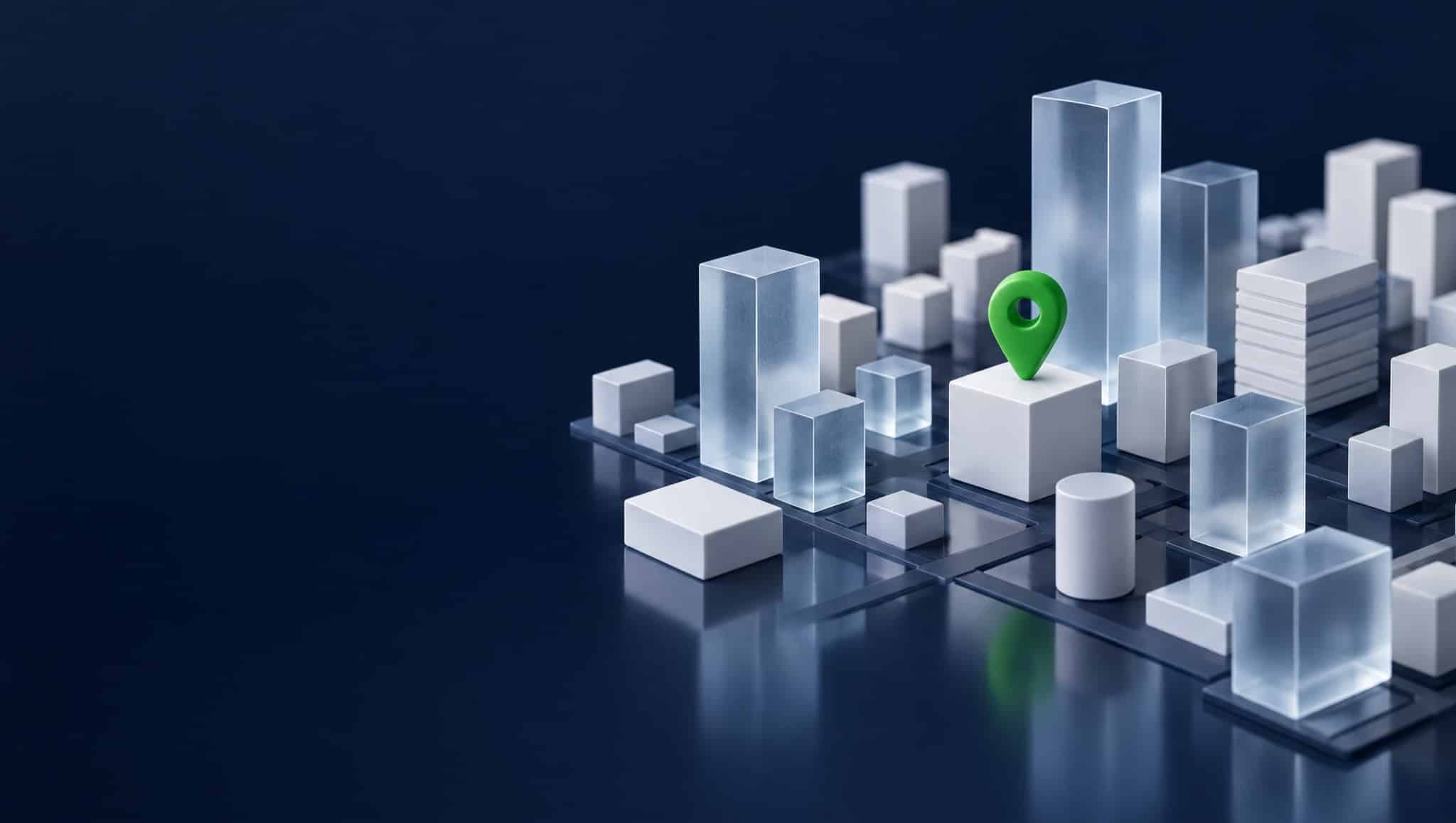 Abstrakte 3D-Stadt aus weißen und milchglasigen Blöcken mit einem grünen Standort-Pin, Symbolbild für Local SEO